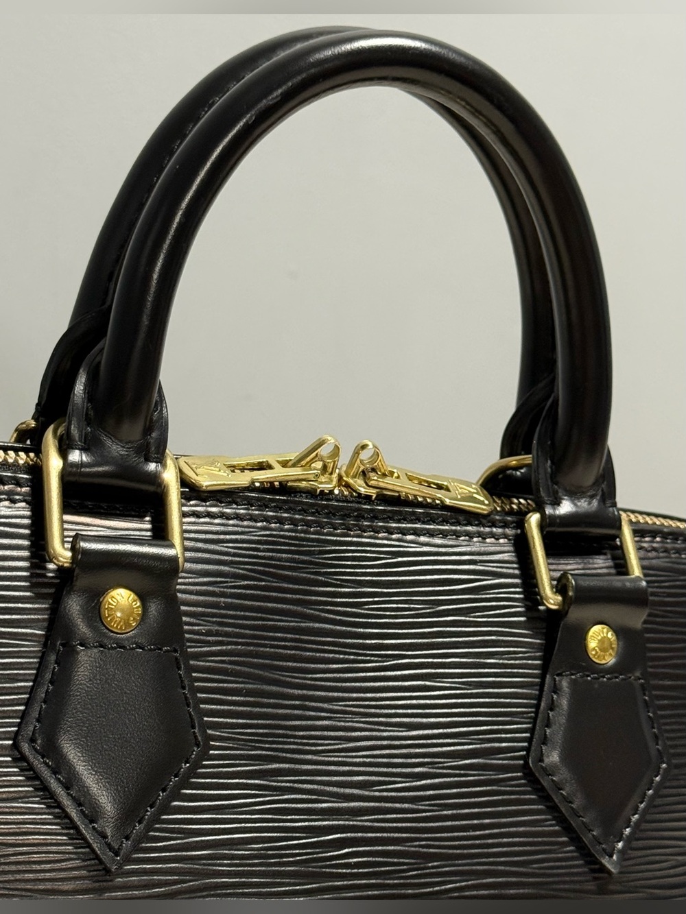 Louis Vuitton Alma PM Epi Textured Leather - Picture 4 of 16